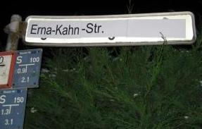 Überklebtes Straßenschild