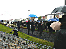 Gedenken bei strömendem Regen.