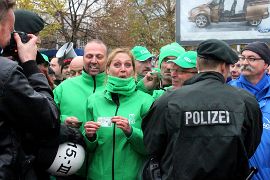 Kolleginnen und Kollegen vor Ford, im Vordergrund Polizei.