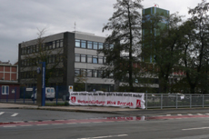 Haupteingang von Thyssenkrupp Nirosta in Düsseldorf-Benrath - auf dem Turm weht die rote Fahne der IG Metall