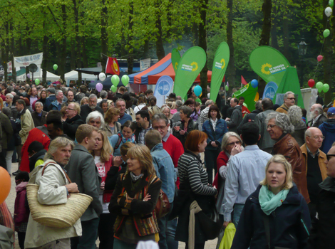 man/frau trifft sich am 1. Mai im Hofgarten Familienfest am 1. Mai im Hofgarten in Düsseldorf