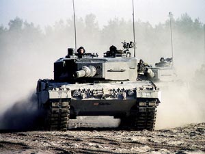 Leopard-Panzer in voller Fahrt.