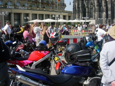 Motorräder und Demonstranten zwischen Dom und Dom-Hotel.