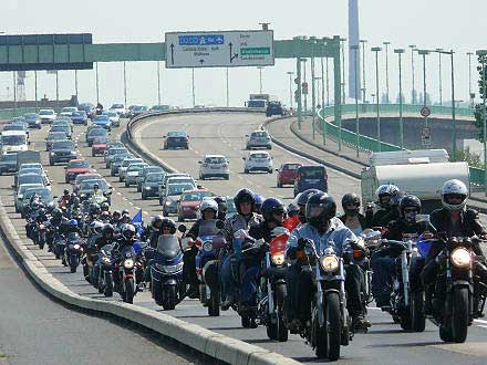 Ostermarsch-Friedensfahrt der MotorradfahrerInnen über den Rhein.