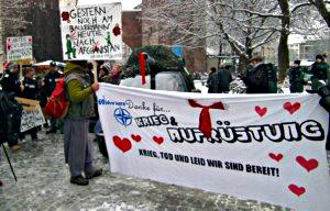 Demonstranten mit Transparenten.