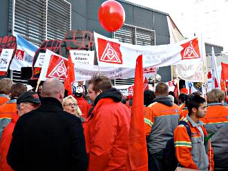 Demonstranten mit IG-Metall-Transparenten.