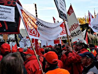 Demonstranten mit IG-Metall-Transparenten.