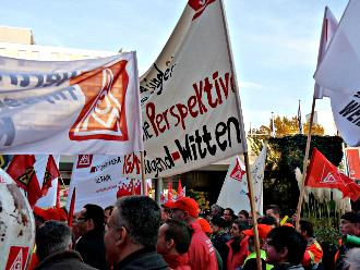 Demonstranten mit IG-Metall-Transparenten.