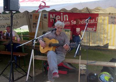 Im Café K.: Paco aus Köln am Mikrofon mit Gitarre.
