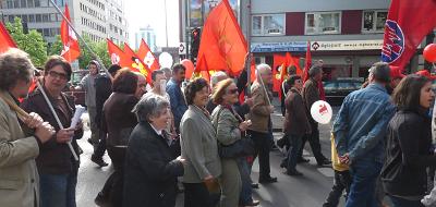 1. Mai Demo. Menschen mit roten Fahnen.