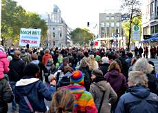 Demonstranten auf der Königsallee.