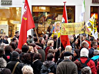 Demo mit DKP-Fahne und Transparenten.