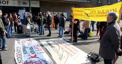 Kundgebung vor dem Hauptbahnhof Düsseldorf.