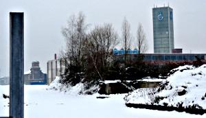 Glashütte in winterlicher Landschaft.