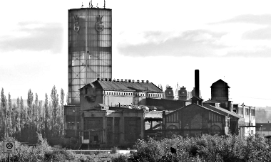 Glashütte von Westen: Wasserturm, Elektrozentrale und Kesselhaus.