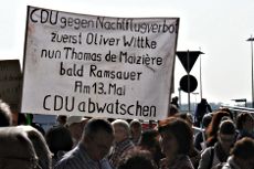 Protest gegen Fluglärm. Transparent: »CDU gegen Nachtflugverbot. Zuerst Oliver Wittke, nun Thomas de Maizière, bald Ramsauer. Am 13. Mai CDU abwatschen.«.