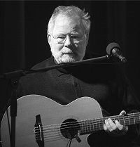 Porträt: Franz Josef Degenhardt mit Gitarre.