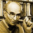 Porträt Kurt Bachmann vor Bücherregal