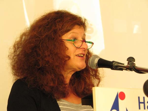 Parteitag der DKP. Bettina Jürgensen am Mikrofon.