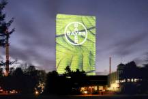 Bayer-Hochhaus als Lichtskulptur.