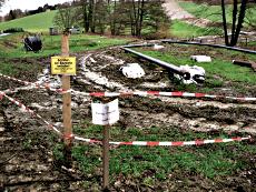 CO-Pipeline Baustelle mit rot-weißen Plastbaändern abgesperrt.