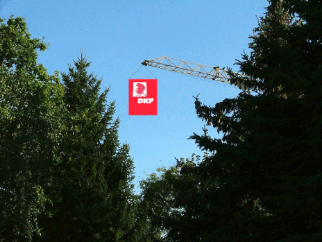 Montage: Fest-Plakat hängt am Kran.