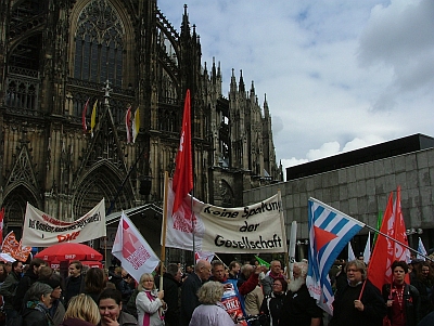 Kundgebung auf dem Roncalliplatz, im Hintergrund der Dom.
